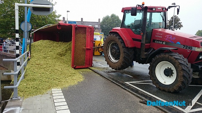 Lading met maïs gekanteld op de Vechtbrug - Foto: Robert Bril