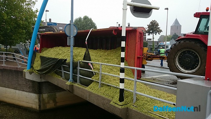 Lading met maïs gekanteld op de Vechtbrug - Foto: Robert Bril