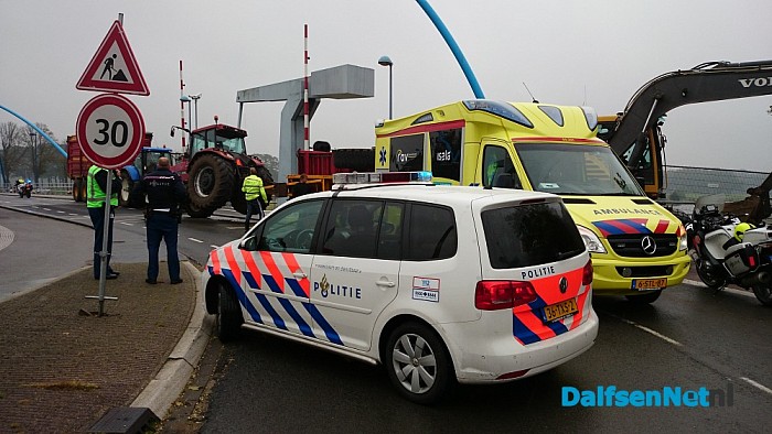 Lading met maïs gekanteld op de Vechtbrug - Foto: Robert Bril