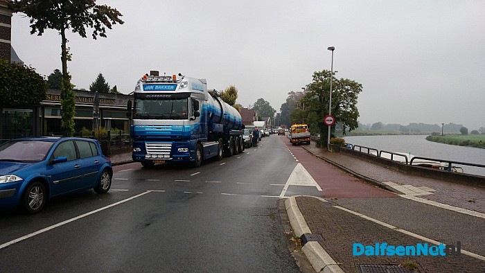 Lading met maïs gekanteld op de Vechtbrug - Foto: Robert Bril