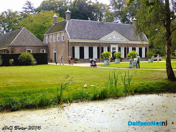 Ruime belangstelling voor Dalfser monumenten. - Foto: H.G. Foto