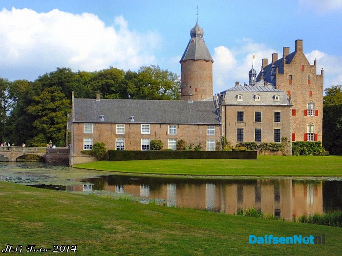 Ruime belangstelling voor Dalfser monumenten. - Foto: H.G. Foto