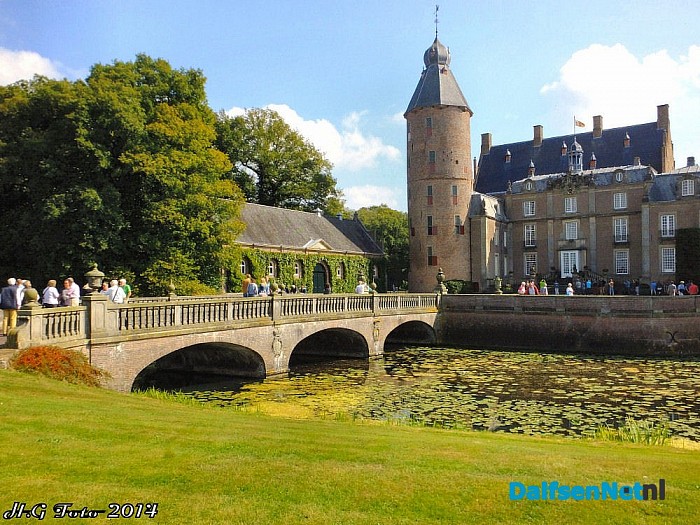 Ruime belangstelling voor Dalfser monumenten. - Foto: H.G. Foto