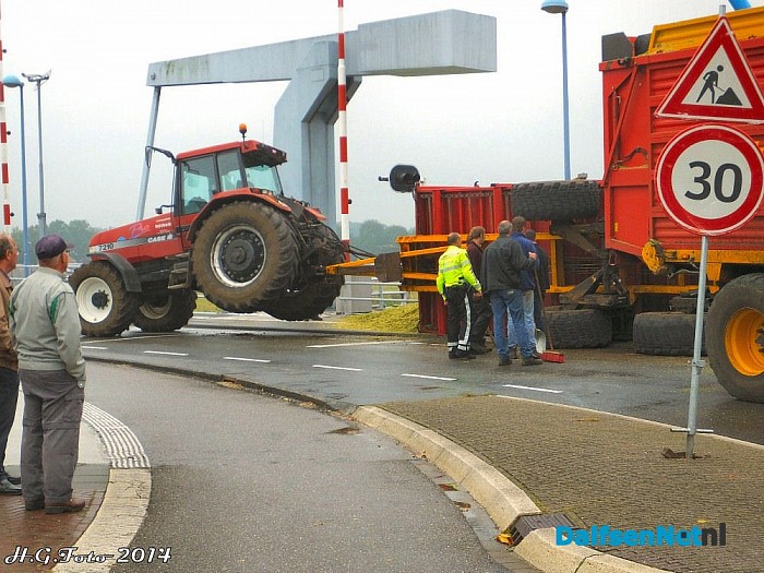 Lading met maïs gekanteld op de Vechtbrug