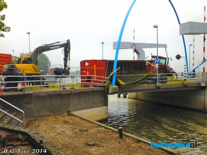 Lading met maïs gekanteld op de Vechtbrug