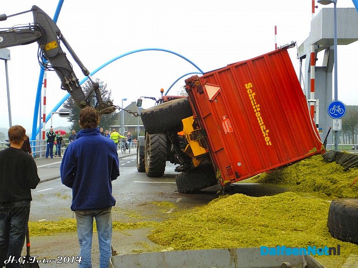Lading met maïs gekanteld op de Vechtbrug