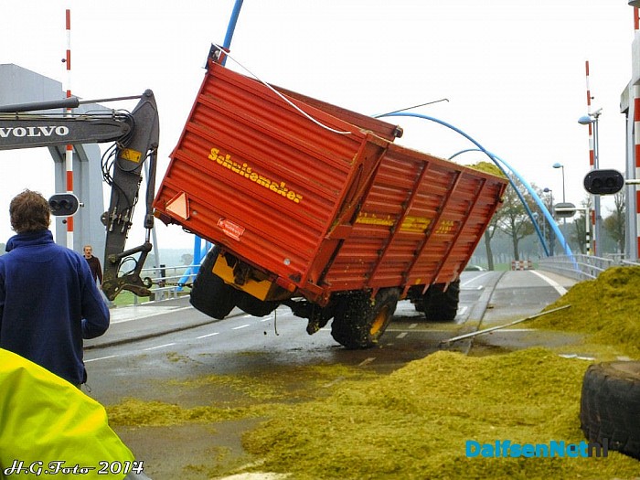Lading met maïs gekanteld op de Vechtbrug