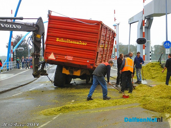 Lading met maïs gekanteld op de Vechtbrug