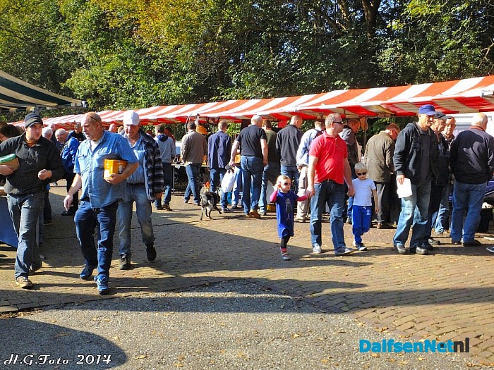 Radio onderdelen markt. - Foto: H.G. Foto