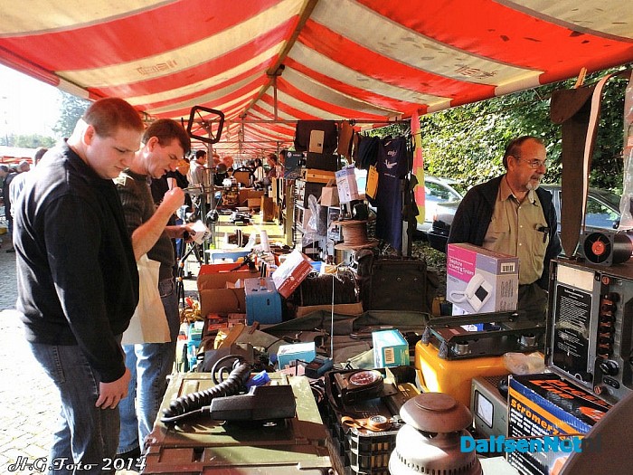 Radio onderdelen markt. - Foto: H.G. Foto
