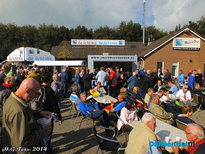 Radio onderdelen markt. - Foto: H.G. Foto