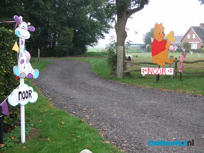 Noor is geboren en ligt in een kribbe….