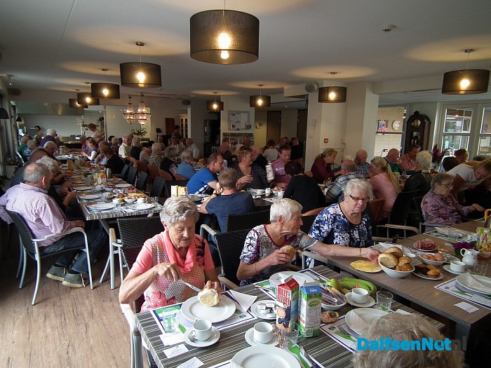 Langste eettafel voor ouderen in Brugstede - Foto: Robert Bril