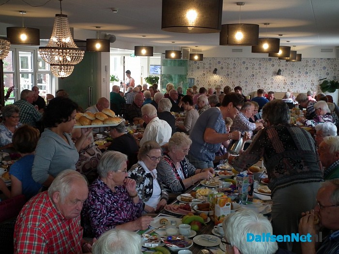 Langste eettafel voor ouderen in Brugstede - Foto: Robert Bril