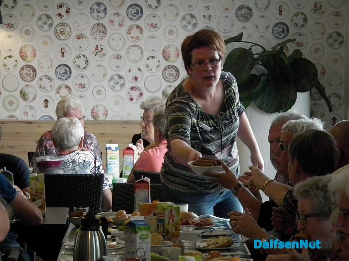 Langste eettafel voor ouderen in Brugstede - Foto: Robert Bril