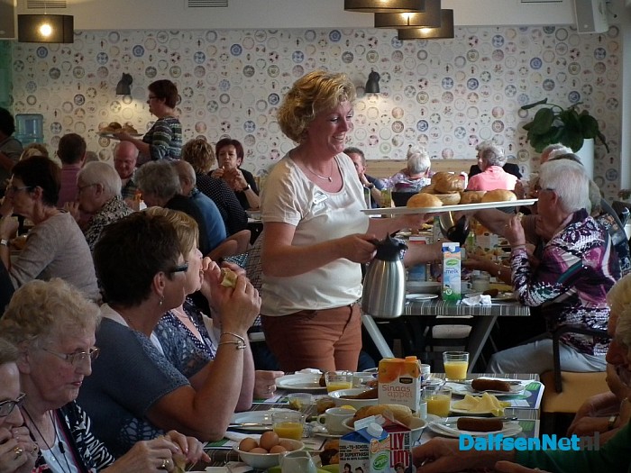 Langste eettafel voor ouderen in Brugstede - Foto: Robert Bril
