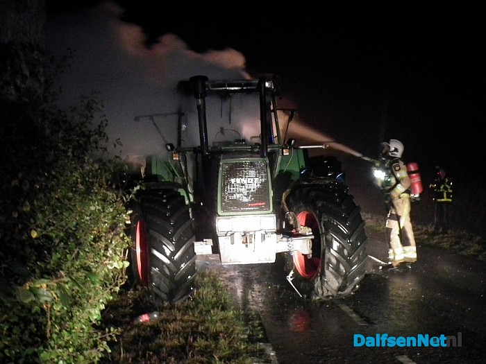 Tractorbrand tijdig geblust op de Vilstersedijk - Foto: Robert Bril