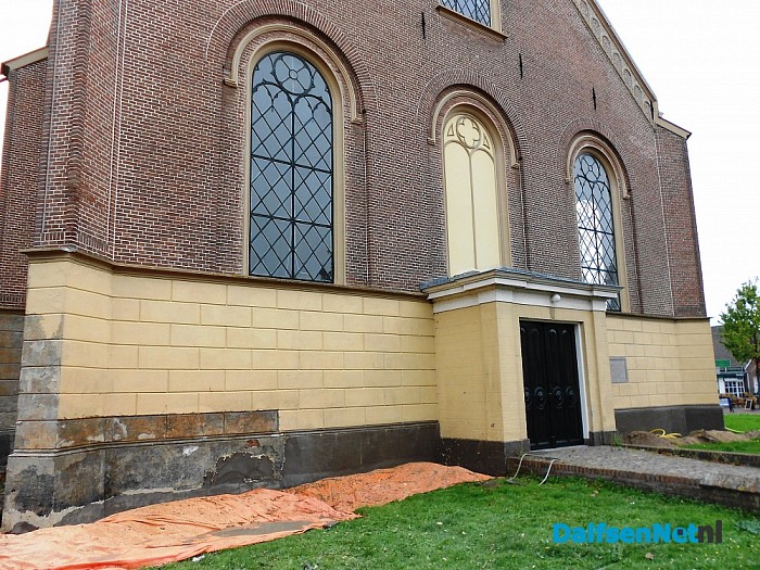 Kerk in Heino aan de buitenkant onder handen