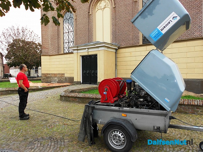 Kerk in Heino aan de buitenkant onder handen
