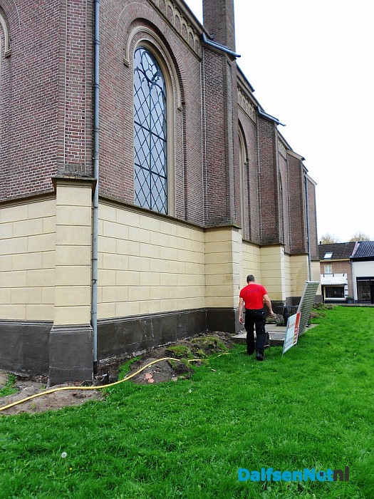 Kerk in Heino aan de buitenkant onder handen