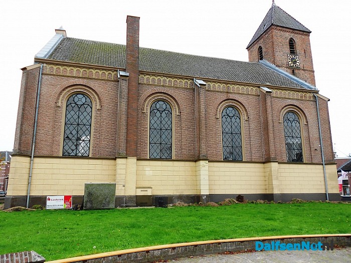 Kerk in Heino aan de buitenkant onder handen
