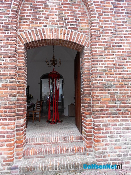 Kerk in Heino aan de buitenkant onder handen