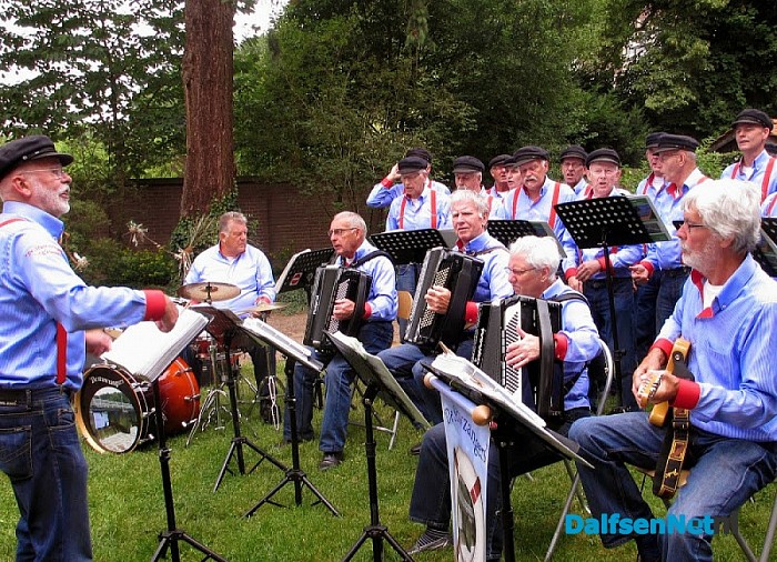 De Stuwzangers treden zondag op in de Feesttent te Olst