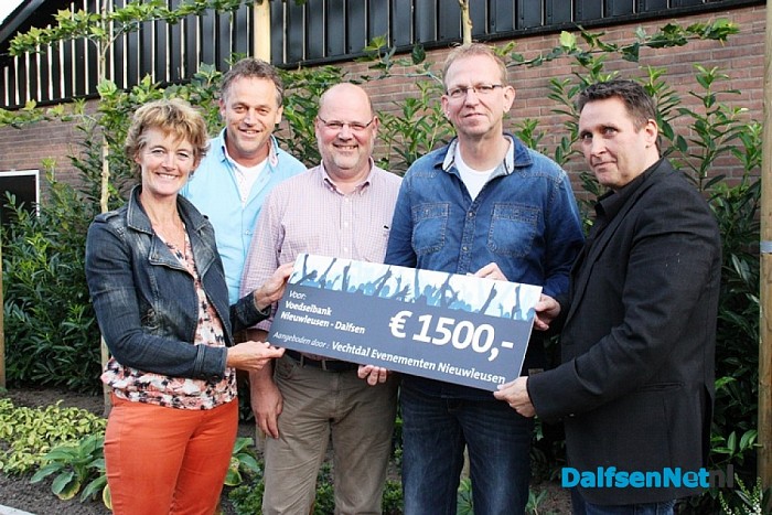 Vechtdal Evenementen schenkt bedrag voedselbank