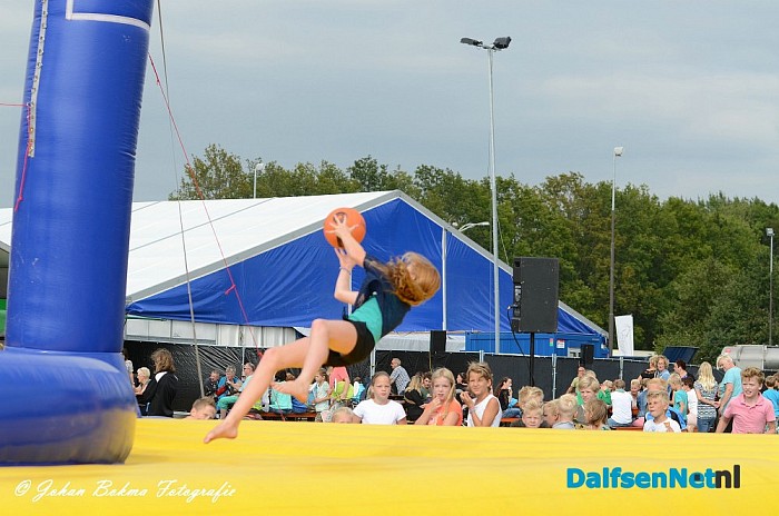 Oranjefeest Nieuwleusen van start. - Foto: Johan Bokma