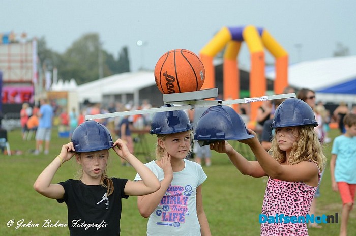 Kinderspelen en de oranjeloop - Foto: Johan Bokma
