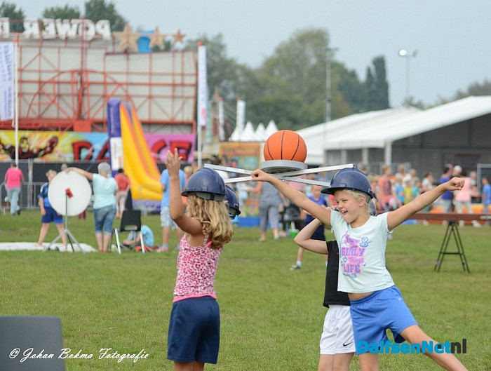Kinderspelen en de oranjeloop - Foto: Johan Bokma