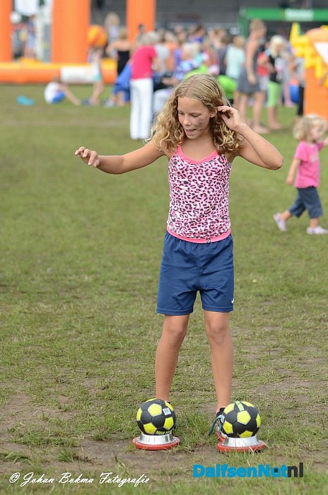 Kinderspelen en de oranjeloop - Foto: Johan Bokma