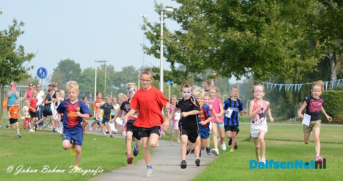 Kinderspelen en de oranjeloop - Foto: Johan Bokma