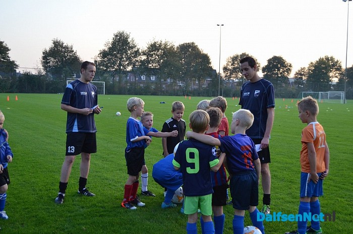 ASC Heren 1 geeft voetbalclinic aan de jeugd