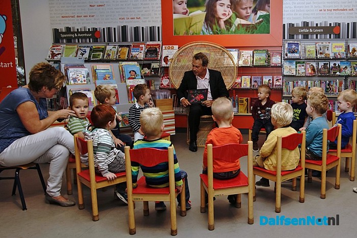 Burgemeester Noten leest voor