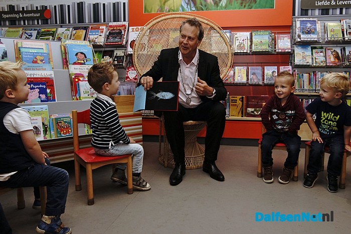 Burgemeester Noten leest voor