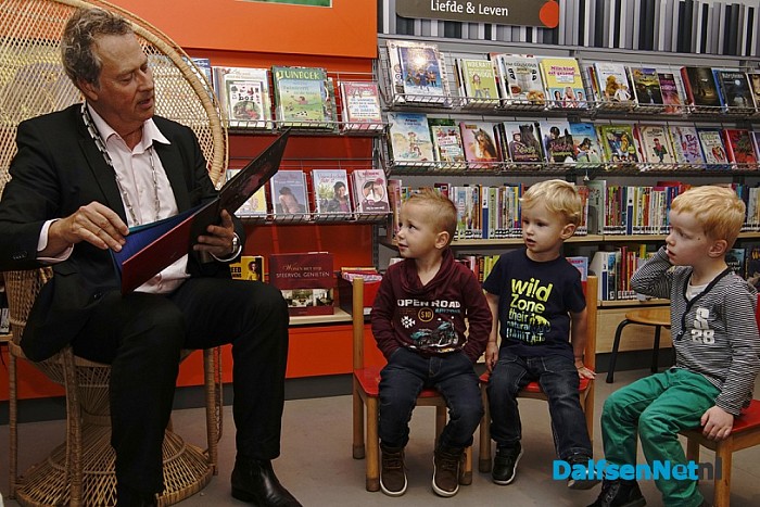 Burgemeester Noten leest voor
