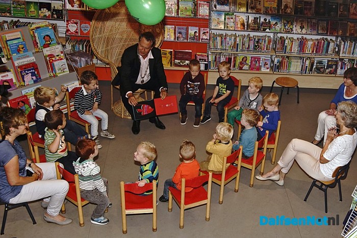 Burgemeester Noten leest voor