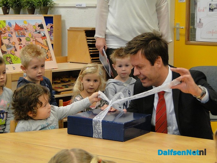 Burgemeester leest voor op de Sint-Willibrordusschool