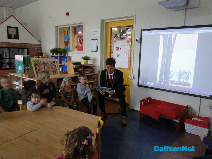 Burgemeester leest voor op de Sint-Willibrordusschool