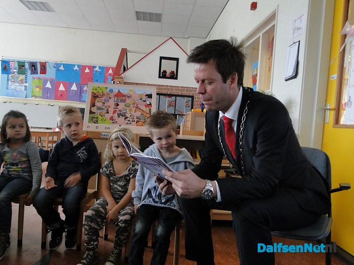 Burgemeester leest voor op de Sint-Willibrordusschool