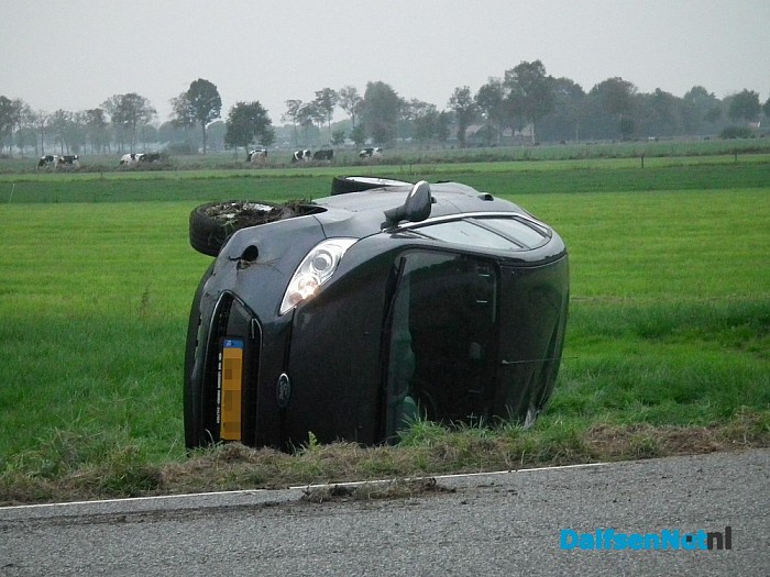 Auto vliegt uit de bocht op de Dommelerdijk - Foto: Robert Bril