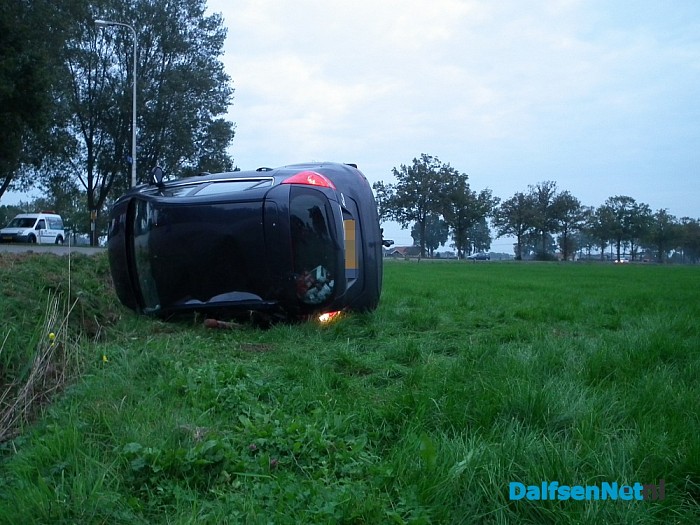 Auto vliegt uit de bocht op de Dommelerdijk - Foto: Robert Bril