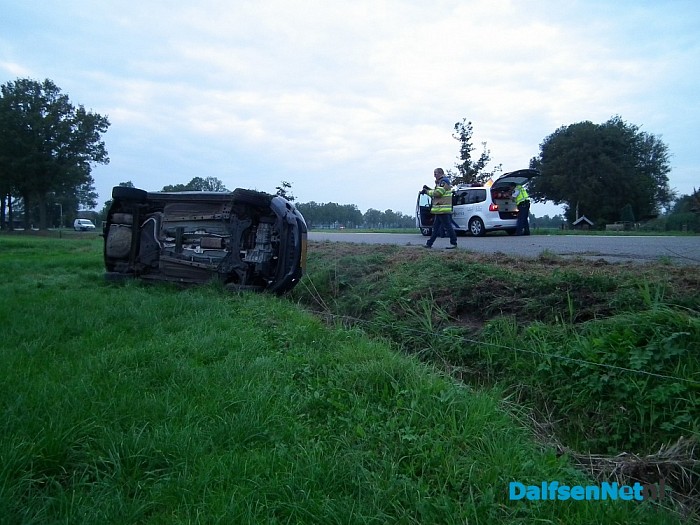Auto vliegt uit de bocht op de Dommelerdijk - Foto: Robert Bril