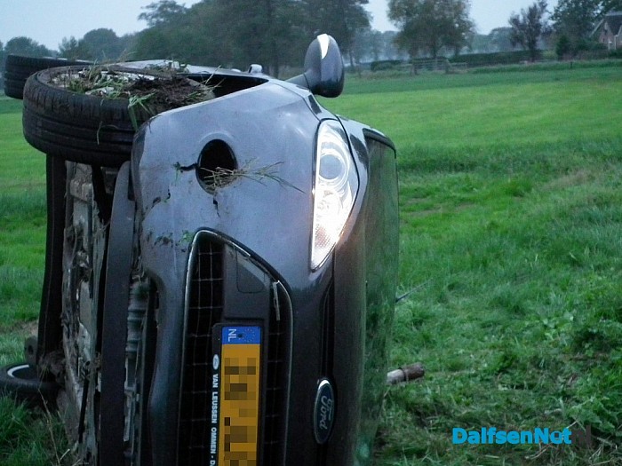 Auto vliegt uit de bocht op de Dommelerdijk - Foto: Robert Bril