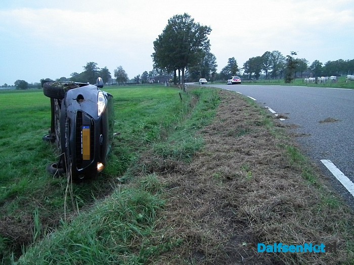 Auto vliegt uit de bocht op de Dommelerdijk - Foto: Robert Bril