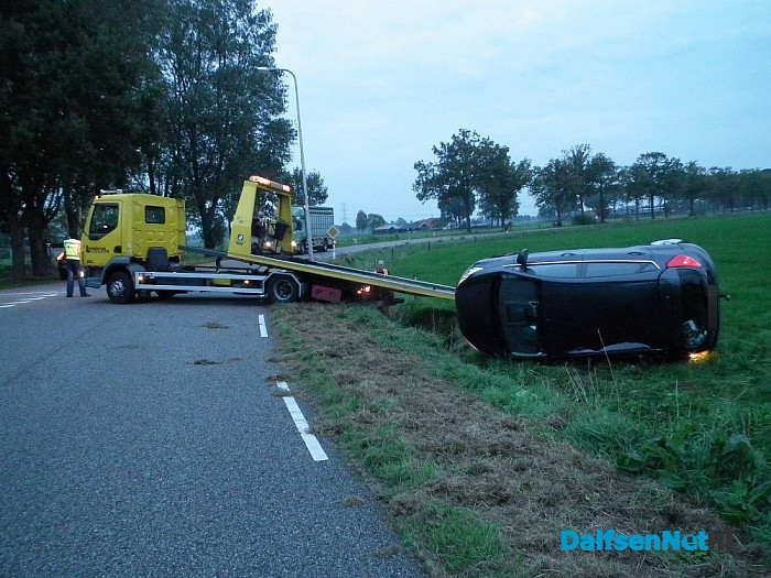 Auto vliegt uit de bocht op de Dommelerdijk - Foto: Robert Bril