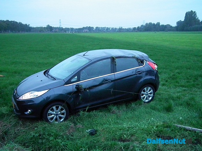 Auto vliegt uit de bocht op de Dommelerdijk - Foto: Robert Bril