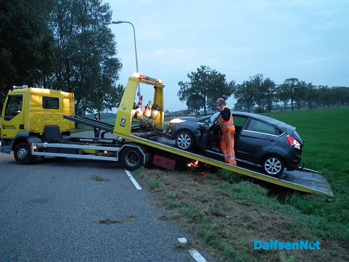 Auto vliegt uit de bocht op de Dommelerdijk - Foto: Robert Bril