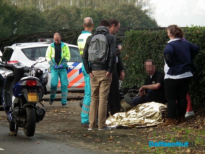 Bestelbus rijdt scooter aan op Rechterensedijk - Foto: Robert Bril